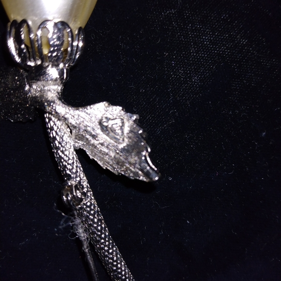 Vtg. Lisa Scallert Long Pearl Flower Pin/ Brooch in Silvertone - Picture 4 of 7